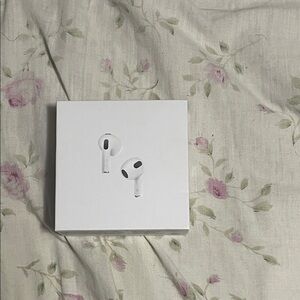 White Wireless Earbuds AirPods 3 are working and good for gym use or in general.